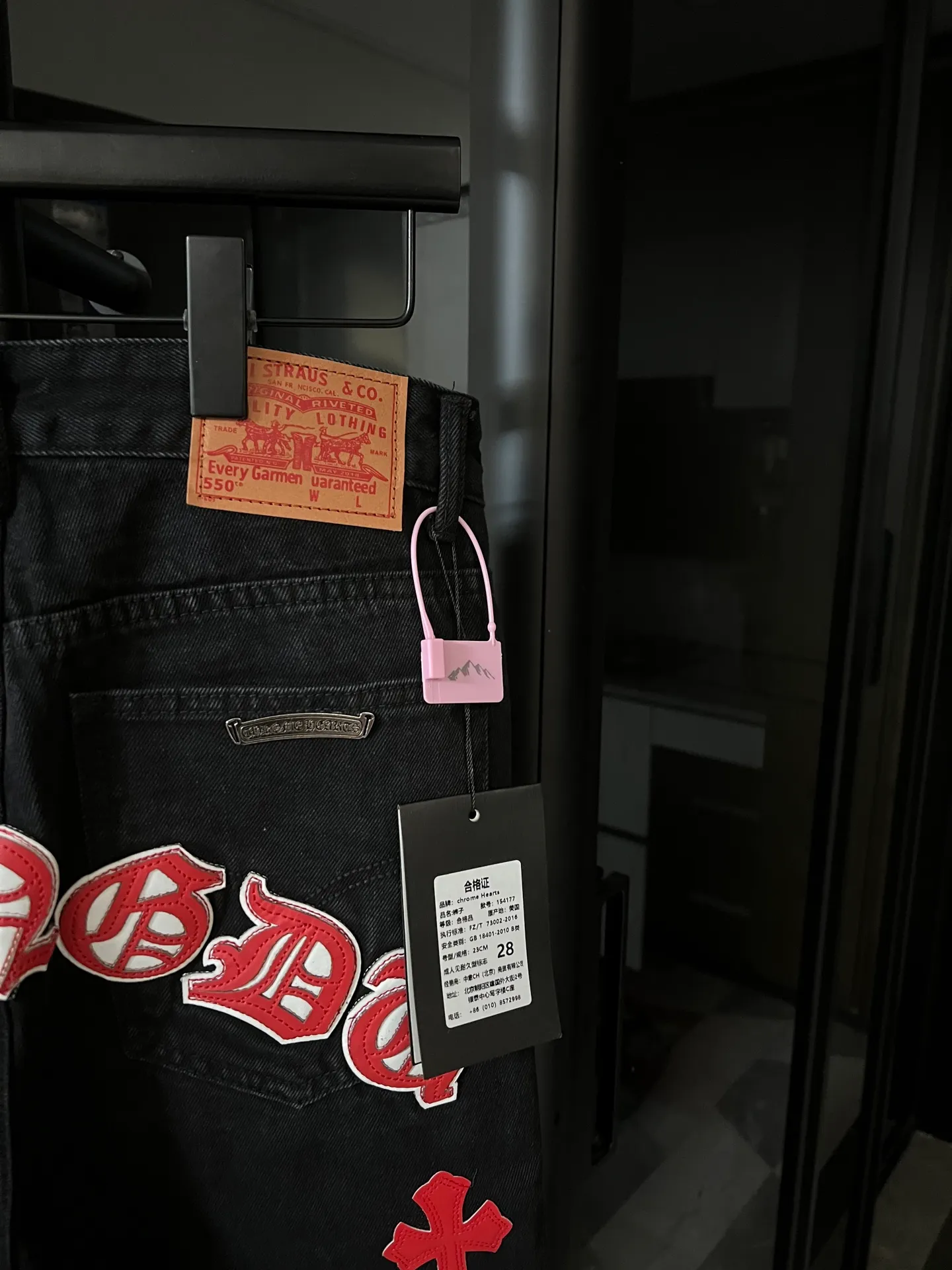 P260 [Next day] Chrome Hearts/CH Hong Kong city limited series Sanskrit cross patch patchwork leather jeans (black) Black and red color matching - Hong Kong limited fashion players, Chrome Hearts Hong Kong city limited jeans are now available!  The unique color scheme is like the intertwining of vitality and romance of Hong Kong. The three-dimensional letters between the hips seem to tell the story of the city. The customized hardware, the three-dimensional and thick cross stamens, and the hand-cut leather washers make the details full of luxury.  Handcrafted and made of environmentally friendly materials, comfort and quality coexist. Owning it is not only an outfit, but also a status symbol. Globally limited edition, don’t miss it.  Size: 28 30 32 34 (corresponding to s-xl) Detailed size can be found in Figure 9